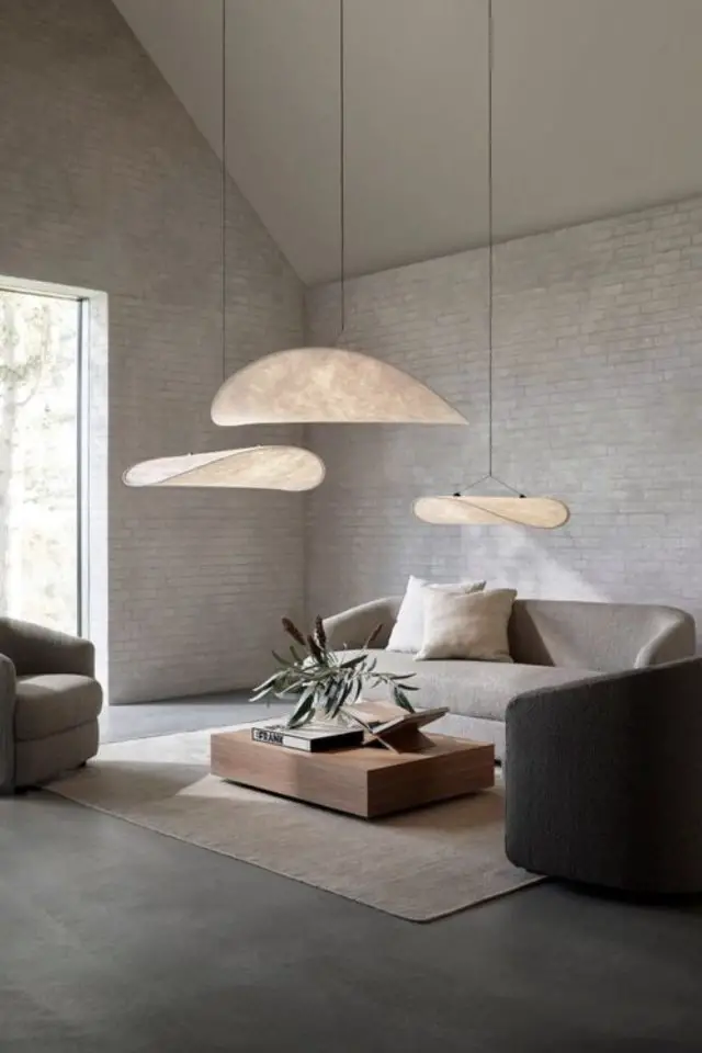 interieur minimaliste tendance deco 2023 lampe design suspension papier ambiance épuré salon couleur neutre table basse en bois