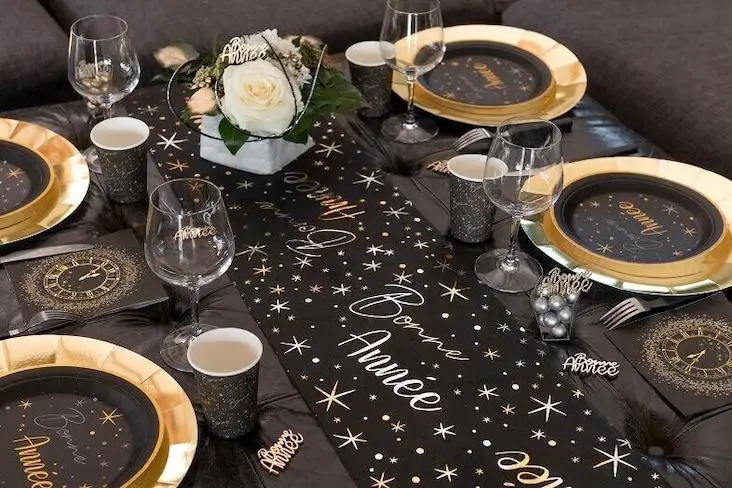 nouvel an deco noir et or exemple décor de table idée inspiration
