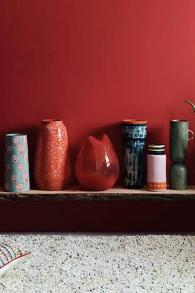 pantone 2023 interieur viva magenta exemple mur peinture couleur vase déco
