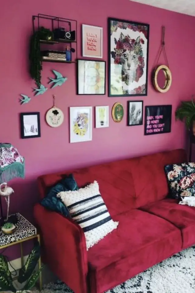 pantone 2023 interieur viva magenta exemple canapé rouge sur mur rose salon