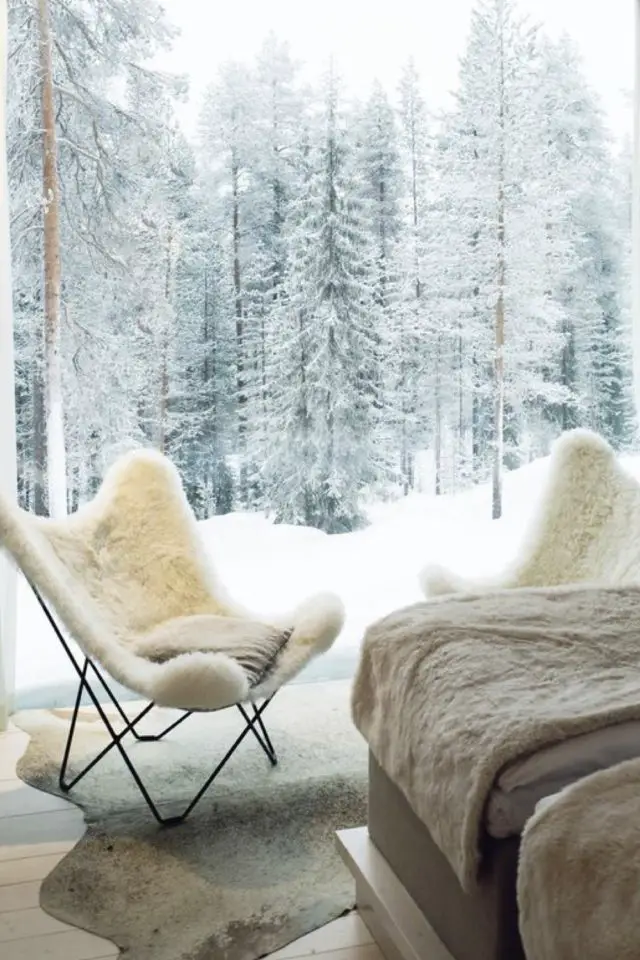 quel tissu choisir ambiance cosy hiver neige en extérieur fausse fourrure blanche écru fauteuil coussin plaid