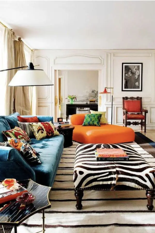 rechauffer ambiance salon couleur orange style vintage éclectique design banquette canapé bleu tapis noir et blanc