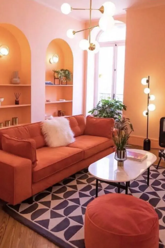 rechauffer ambiance salon couleur orange canapé et peinture arche murale association avec du rose clair