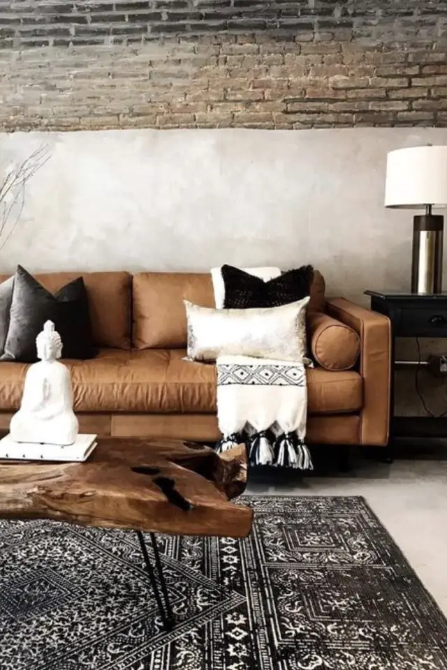 salon cosy canape cuir exemple trashwall coussins et plaid couleur neutre tapis persan