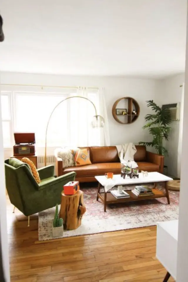 salon cosy canape cuir exemple ambiance vintage fauteuil vert table en bois