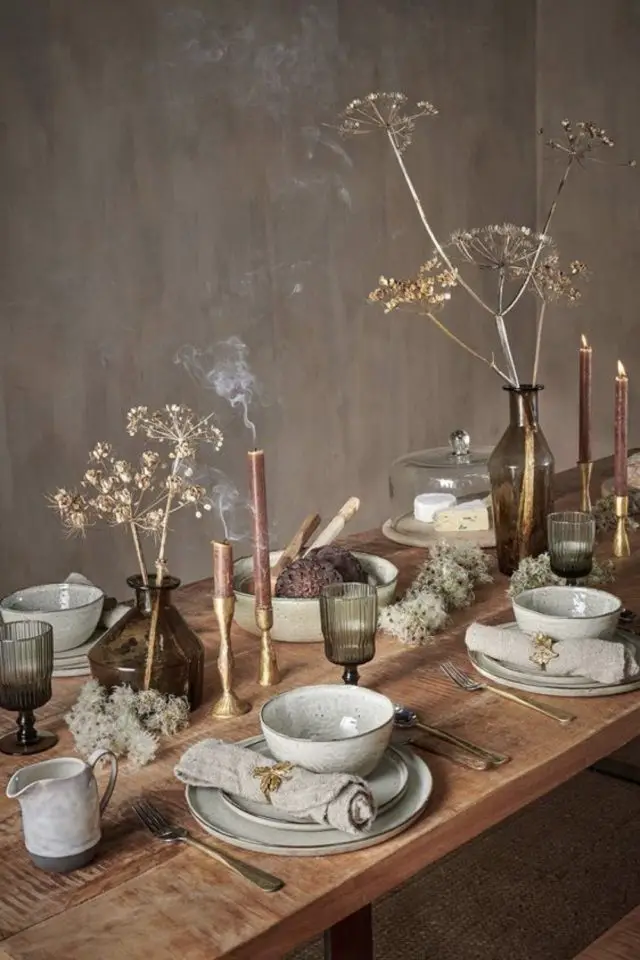 table nouvel an theme nature exemple vaisselle en céramique bougies élégantes marron fleurs séchées
