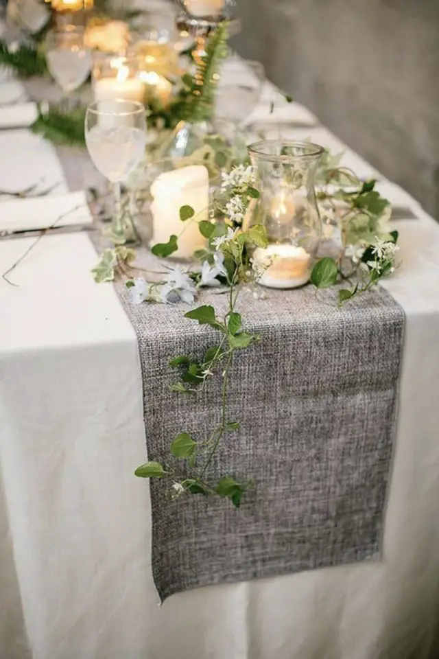 table nouvel an theme nature exemple chemin de table gris lierre plante verte photophore bougies blanches