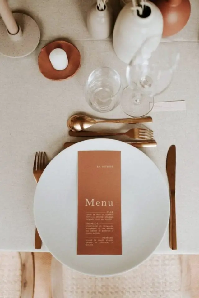 table nouvel an theme nature exemple minimaliste épuré menu couleur terracotta assiette blanche couverts dorés