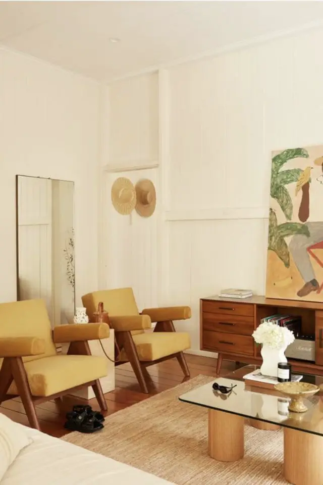 tendance deco 2023 esprit vintage salon mid century moderne mobilier bois foncé fauteuil jaune