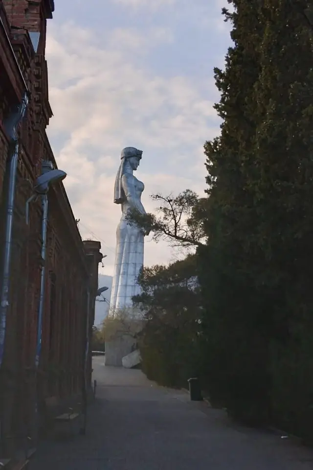 voyage georgie blog tbilissi statue mère patrie à voir incontournable