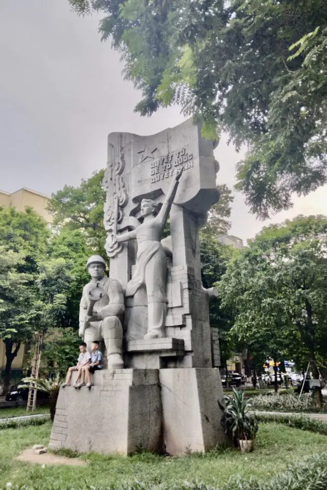 voyage hanoi vietnam statue communiste capitale visite