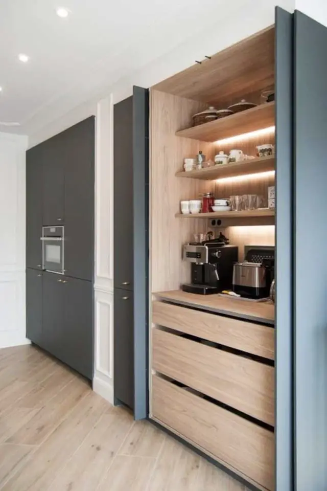 cuisine fonctionnelle ergonomique exemple mobilier sur mesure moderne plan de travail caché rangement machine à café et grille pain