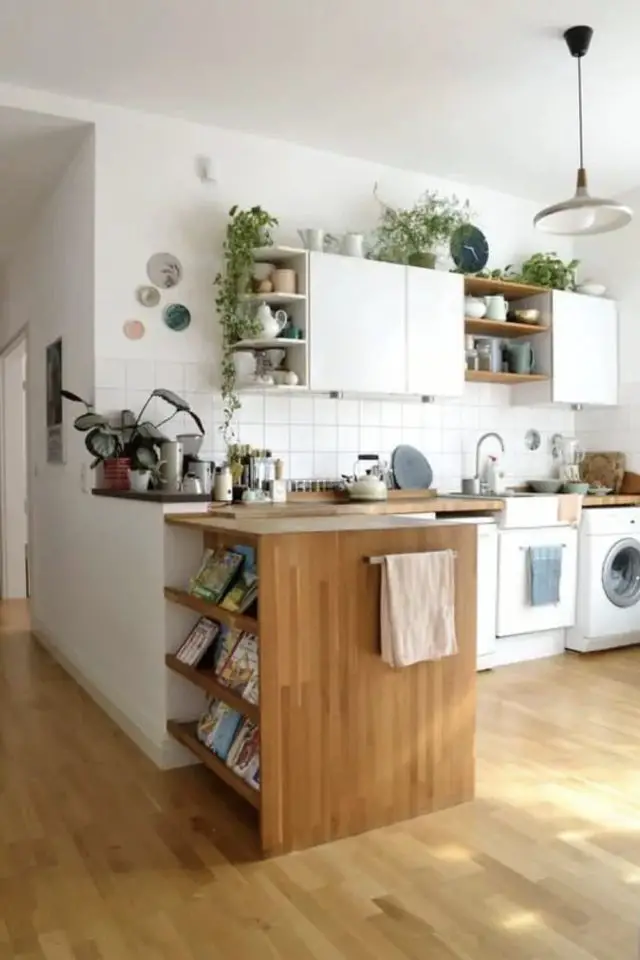 cuisine fonctionnelle ergonomique exemple espace ouvert sur le salon blanc et bois bibliothèque en continuité du plan de travail étagères murale avec meuble