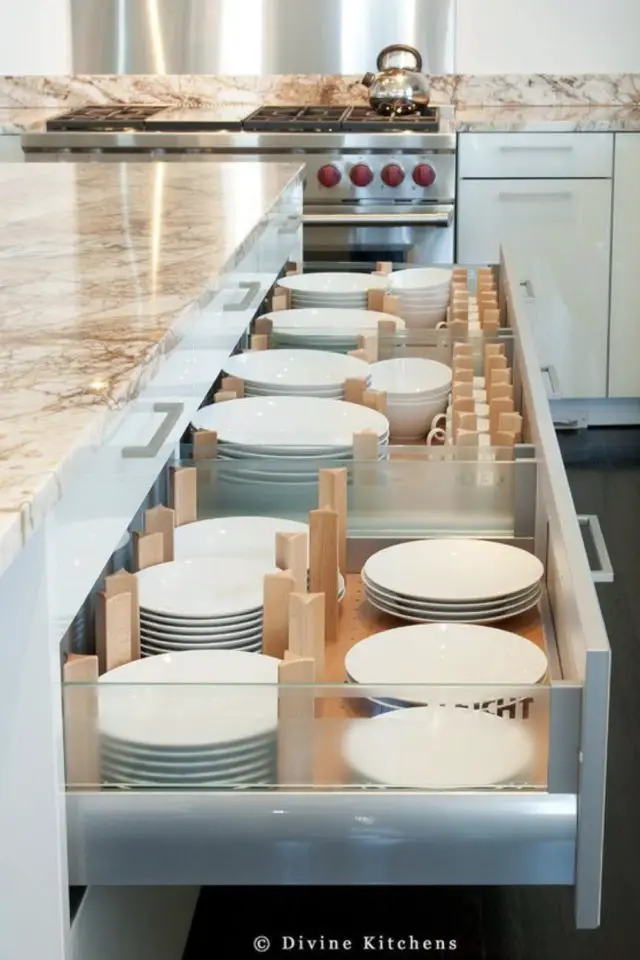 cuisine fonctionnelle ergonomique exemple compartimenter tiroir rangement assiettes pratique
