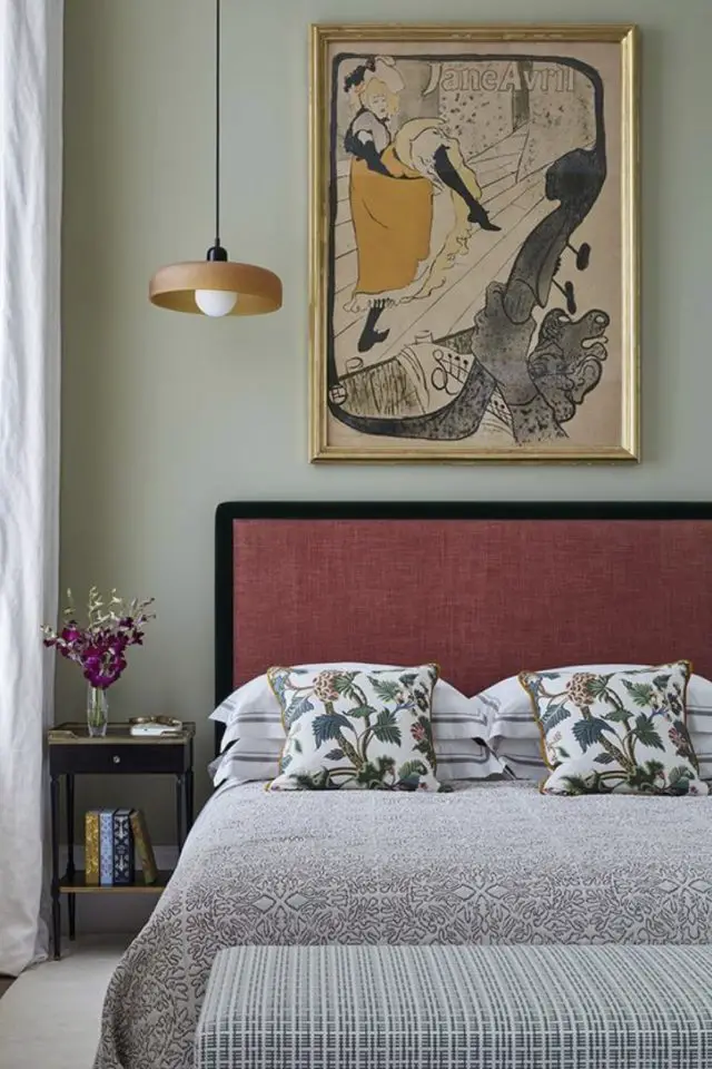 decor chambre adulte vintage moderne peinture vert sauge tête de lit terracotta et noir tableau rétro cabaret 19eme siècle