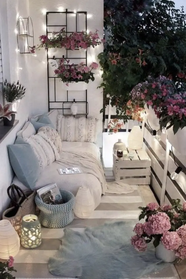 decorer balcon avec style chic blanc couleur claire douce fleur rose banquette cosy