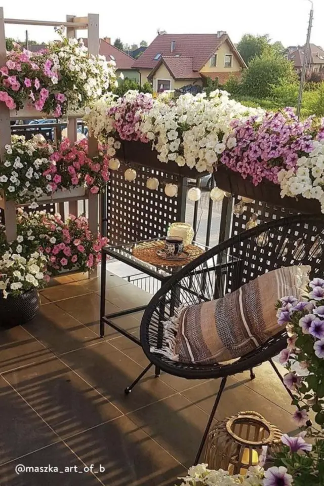 decorer balcon avec style jardinière fleurie blanche et rose petit fauteuil filaire noir agréable confortable