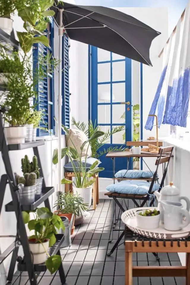 decorer balcon avec style ambiance bord de mer vacances palette de couleur bleu et blanc petite plantes vertes bonne humeur