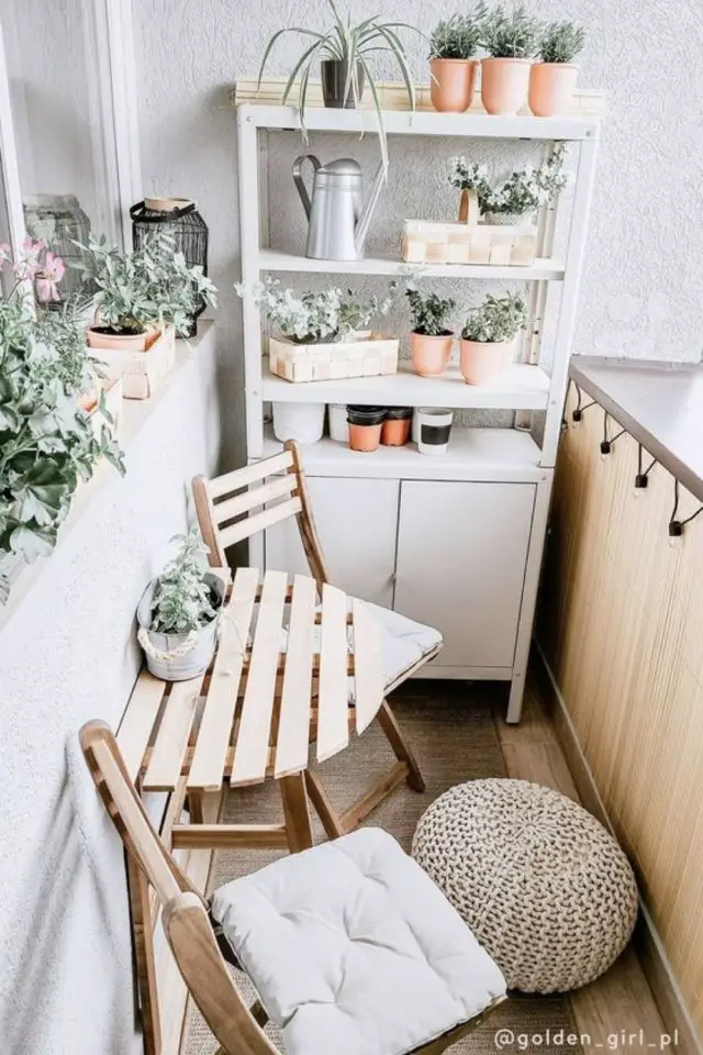 decorer balcon avec style moderne bois et blanc petites plantes meuble étagère