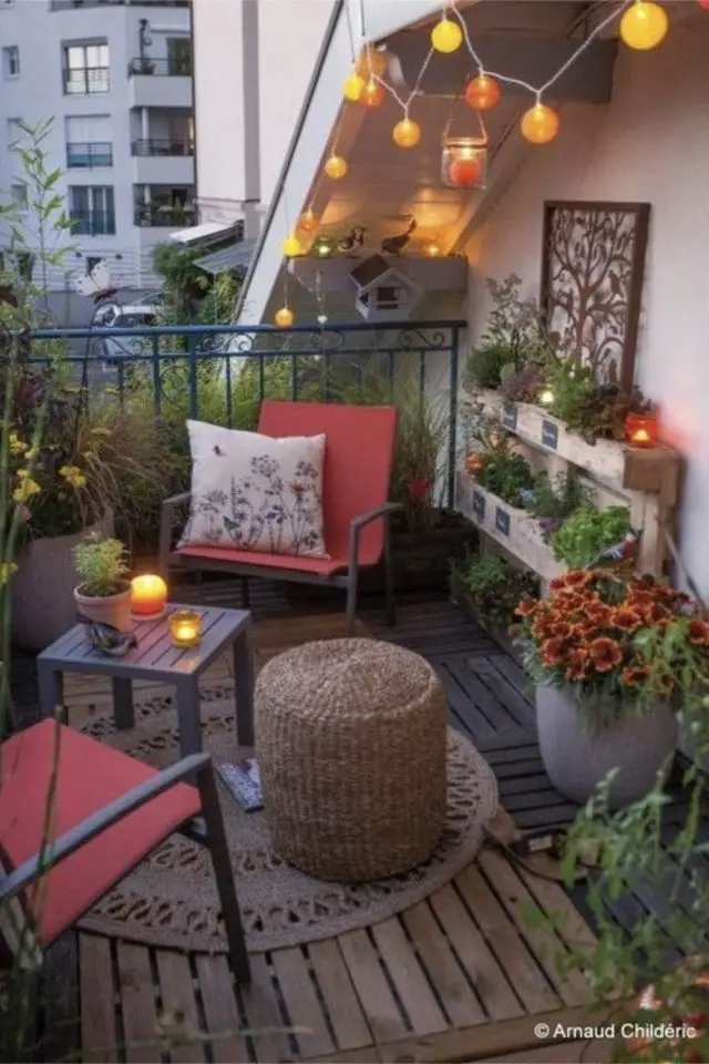 decorer balcon avec style terrasse appartement chaises en toile rouge petite plantes et fleur pouf tapis meuble jardin