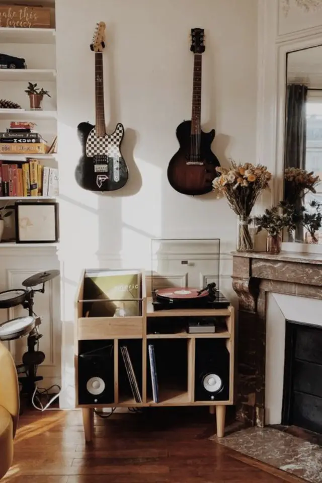 exemple espace maison passion musique instrument guitare accrochée au mur platine vinyle