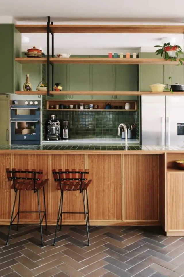 exemple interieur convivial famille cuisine ouverte bois vert sauge ambiance chaleureuse