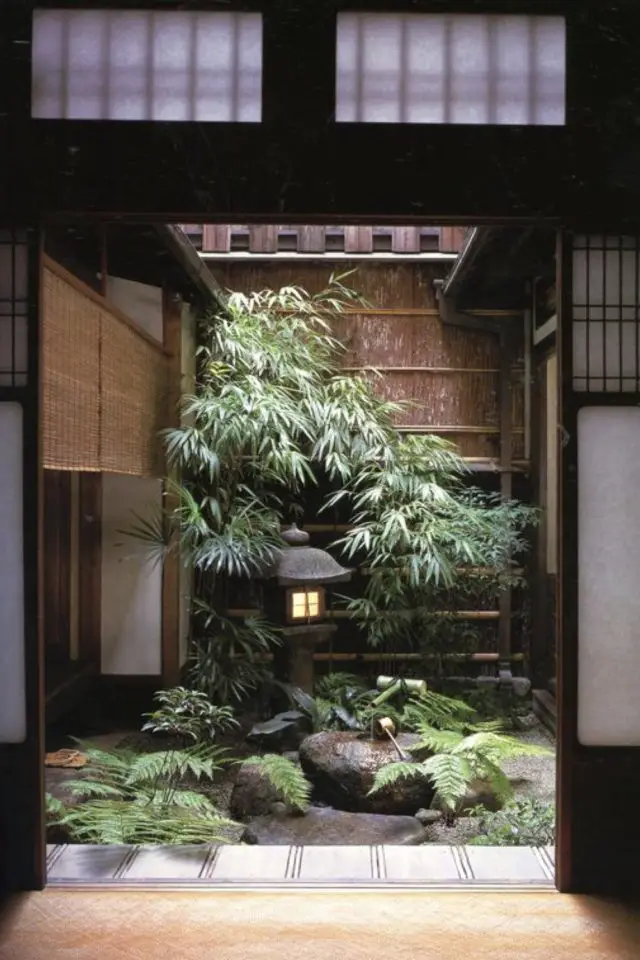 jardin interieur minimaliste esprit japonais verdoyant lumière bois chaleureux