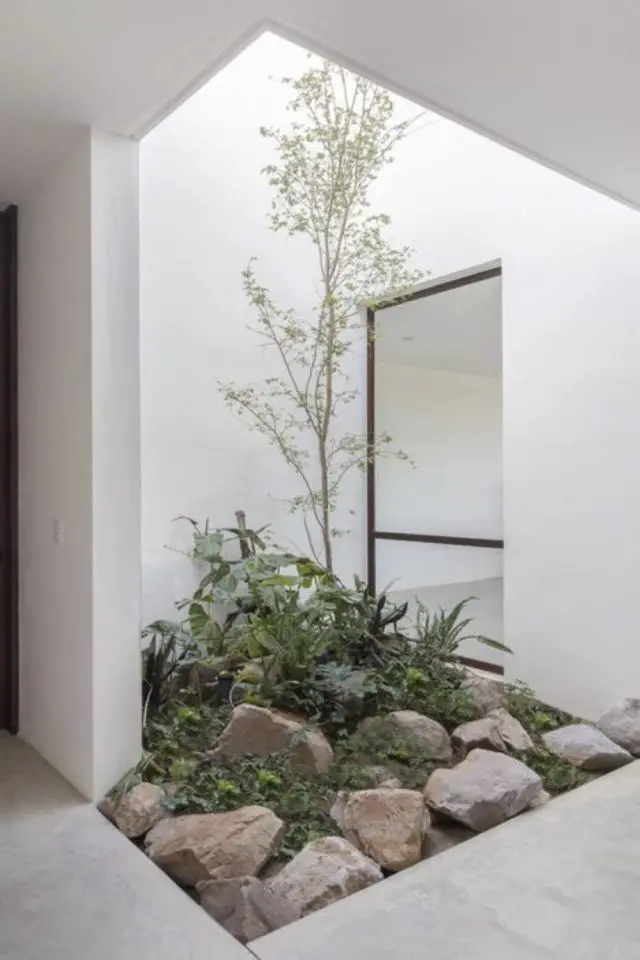 jardin interieur minimaliste esprit japonais ouverture architecture aménagement pierre nature verre transparence porte