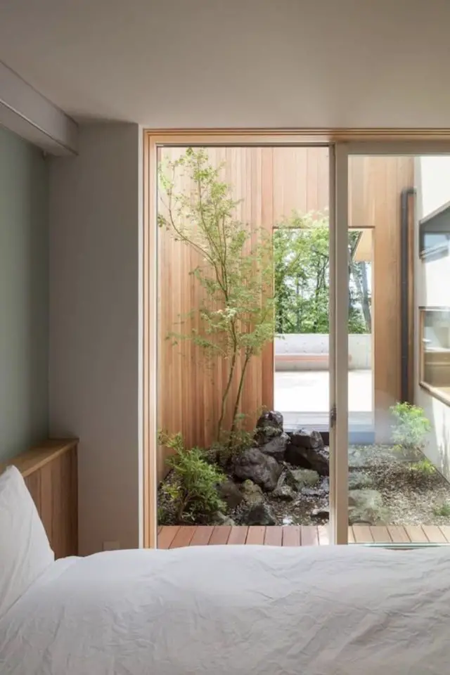 jardin interieur minimaliste esprit japonais ouverture chambre porte vitrée revêtement mural bois