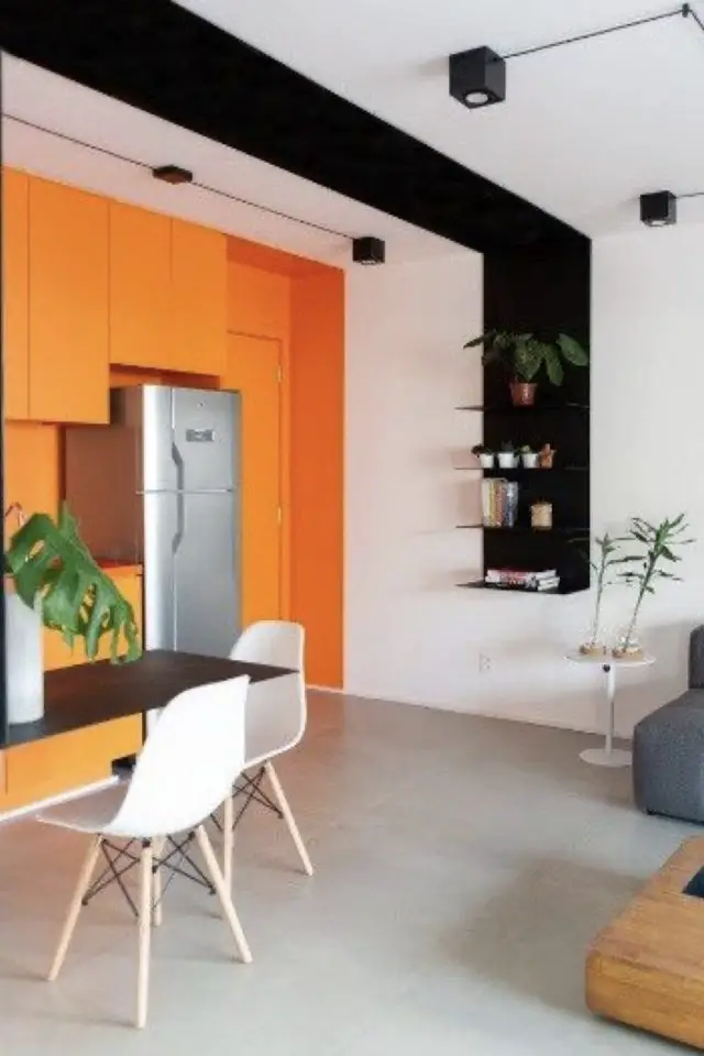 porte interieur couleur tendance 2023 cuisine ouverte sur le salon design color bloc orange blanc noir