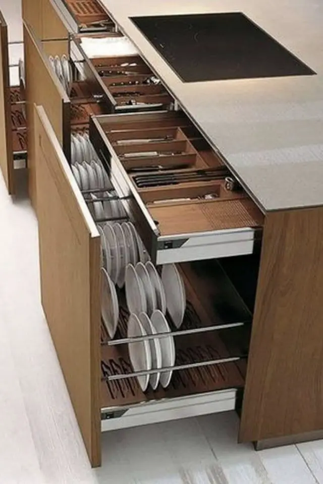rangement cuisine fonctionnelle exemple tiroir à l'anglaise assiettes meuble pièce de vie pratique et ergonomique