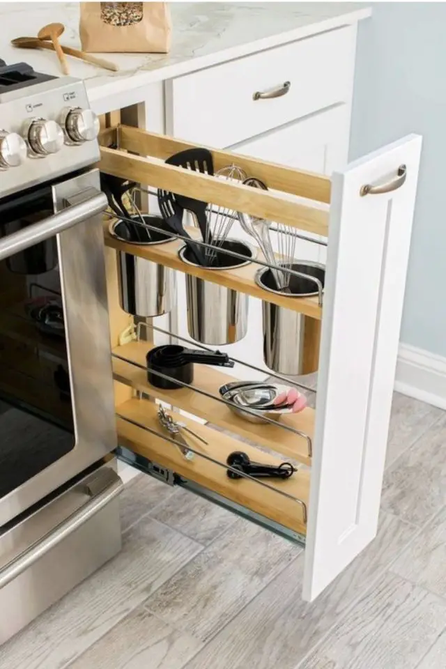 rangement cuisine fonctionnelle exemple petit tiroir entre four et meuble accès sur le côté gain de place