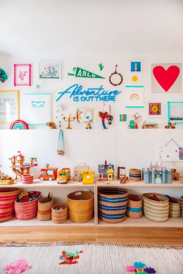chambre garcon moderne exemple decor rangement jouet étagère en bois à hauteur d'enfant décoration galerie murale