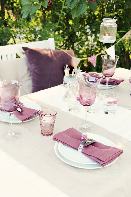 table blanc et prune deco