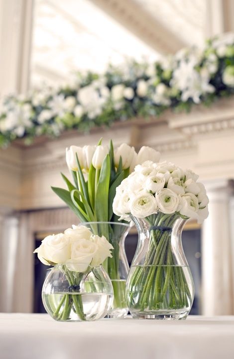 deco fleur table blanche renoncule rose et tulipe