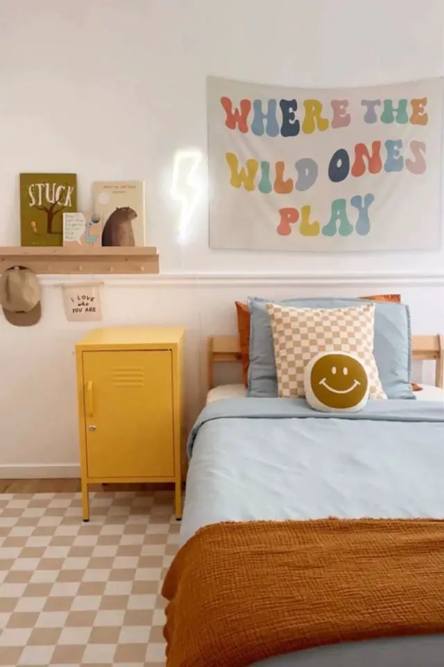 decoration murale chambre enfant inspirations deco moderne tenture dessus du lit petite étagère
