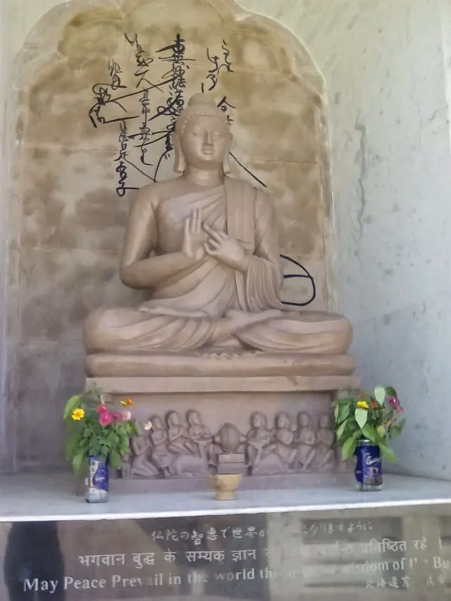 bouddha statue positition meditation sarnath
