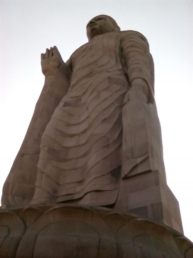 standing bouddha statue sarnath inde