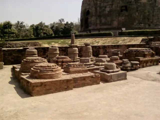 visiter sarnath inde varanasi bouddha ruines