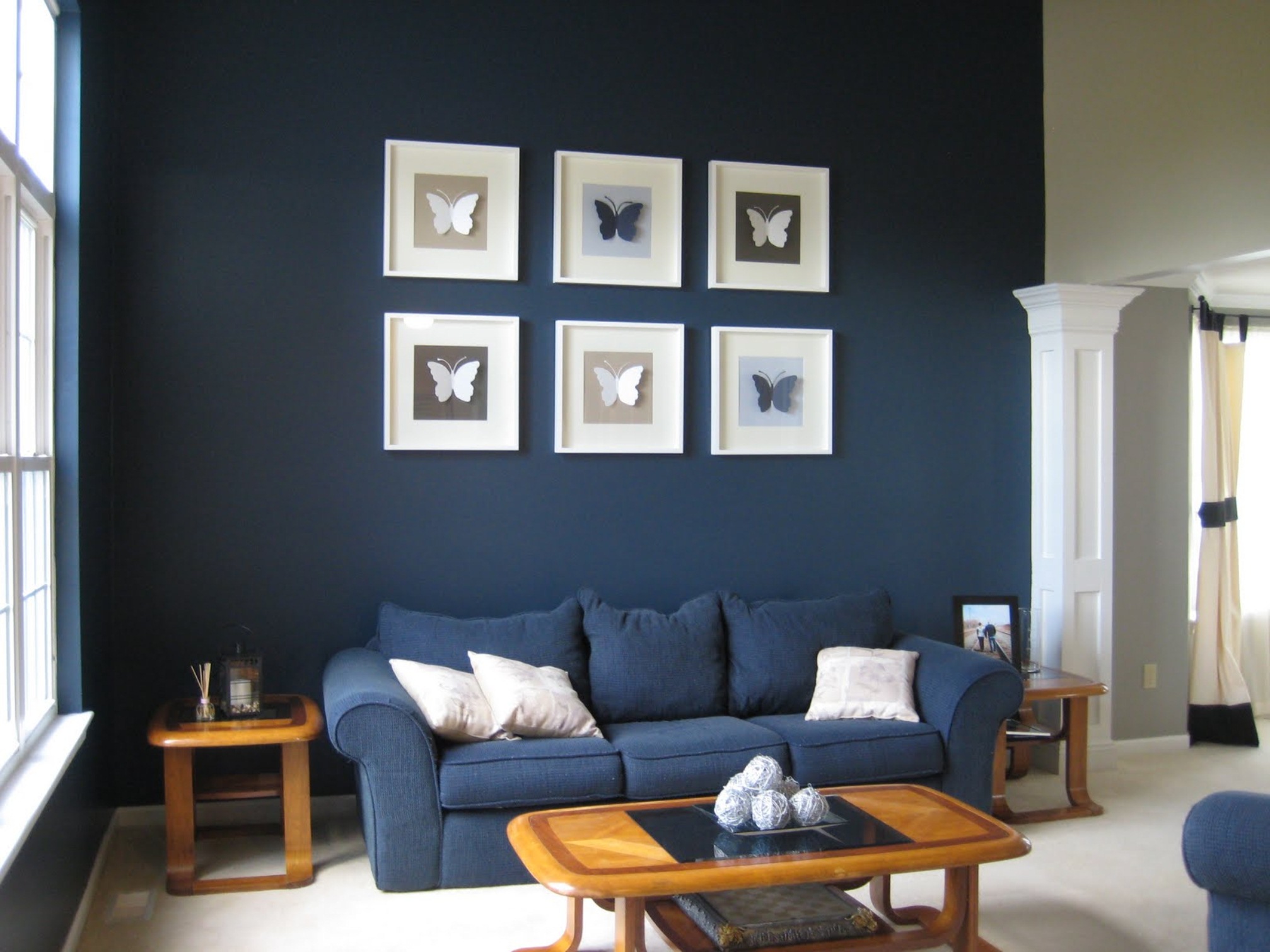 decoration salon bleu marine canape et mur