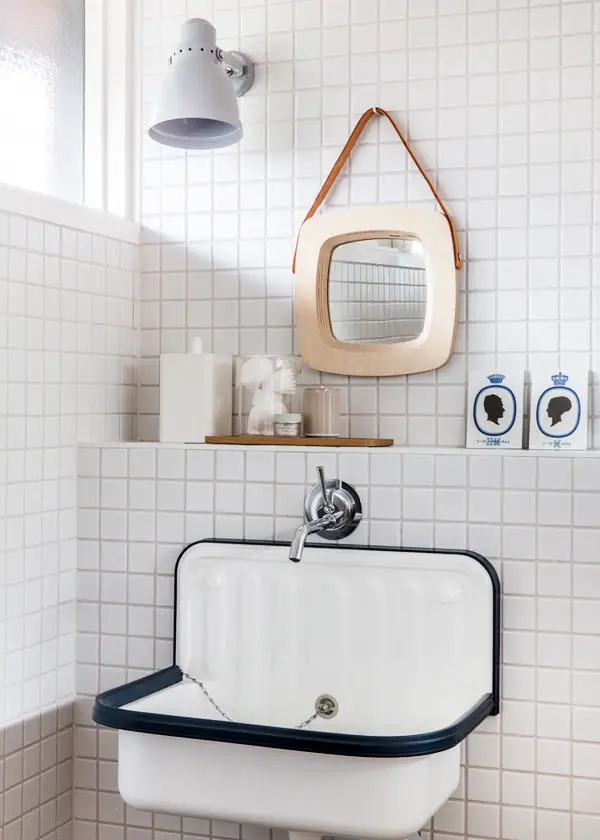 petite salle de bain conseil pour gagner de la place lavabo vintage carrelage blanc