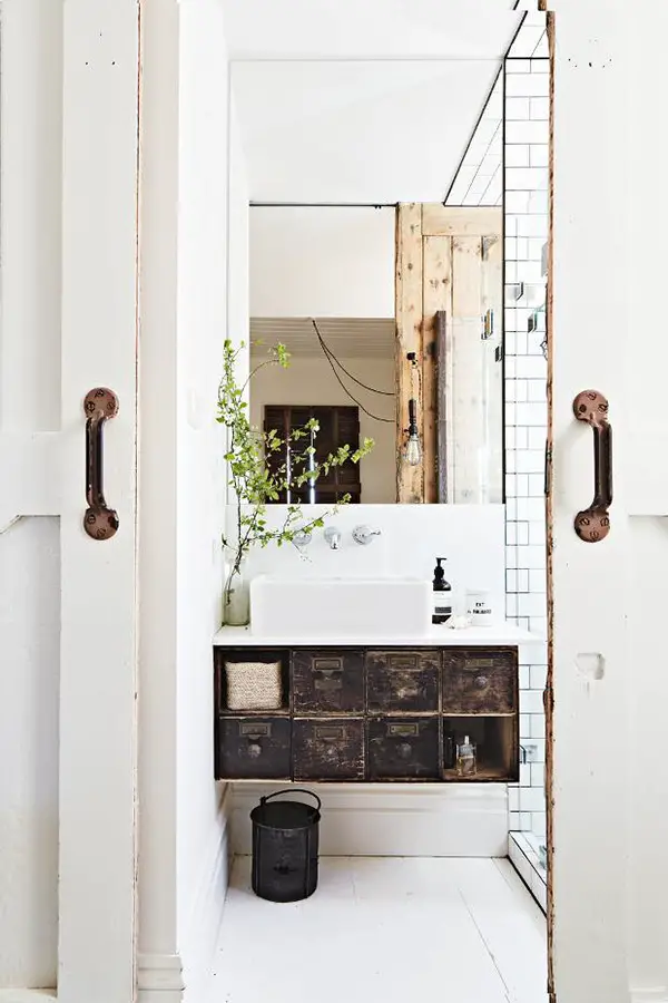 petite salle de bain deco rangement meuble sur-élevé miroir 