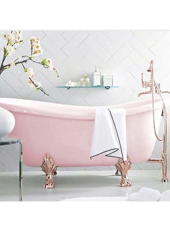 salle de bain decoration baignoire rose