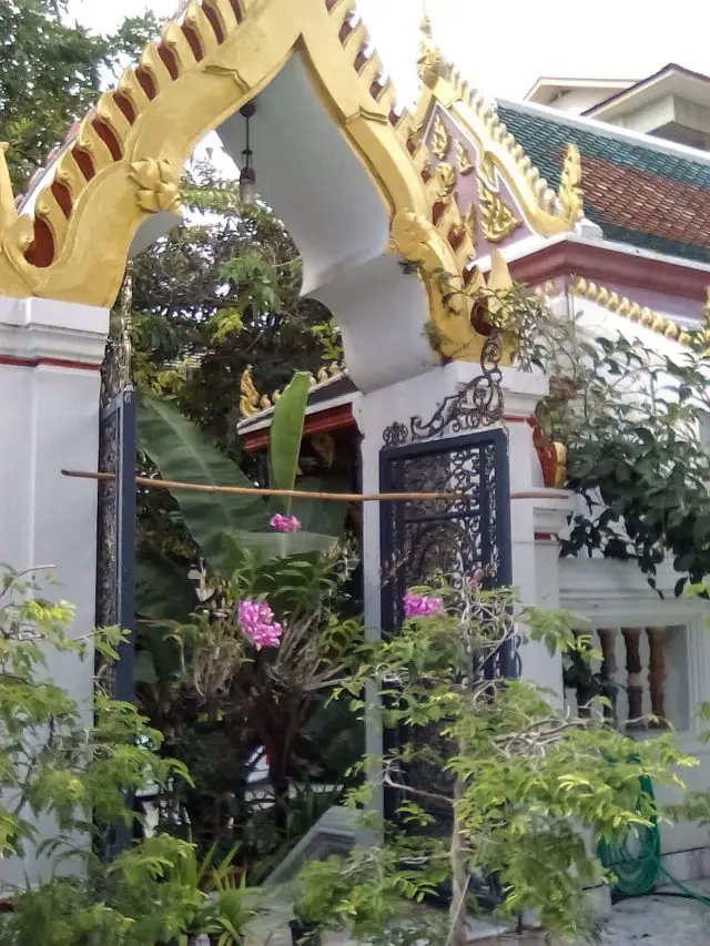 bangkok temple entree fleurs tourisme