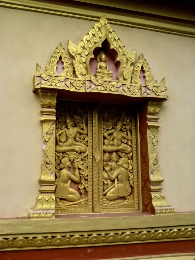 bouddhisme luang prabang temple detail fenetre or sculpture