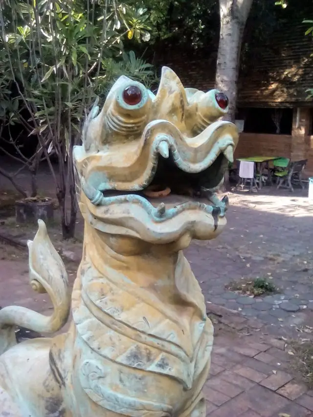 detail temple bouddhisme chiang mai dragon