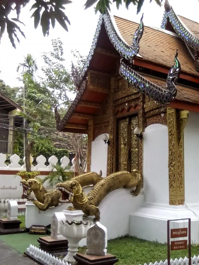 entree temple chiang mai thailande dragon