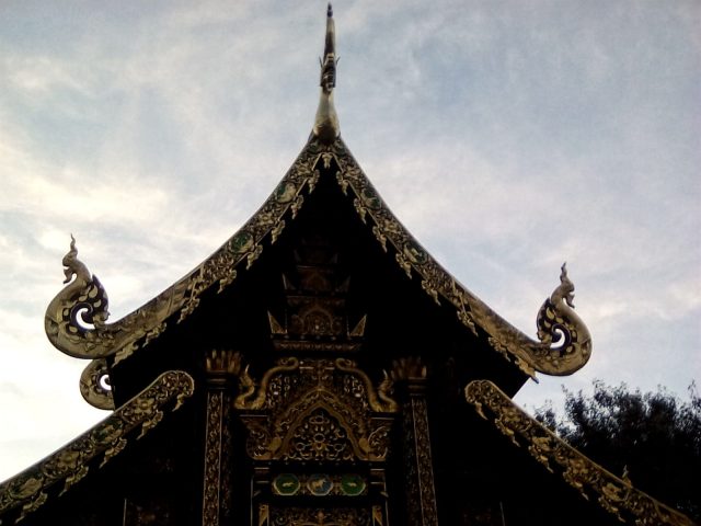 temple chiang mai thailande dorure