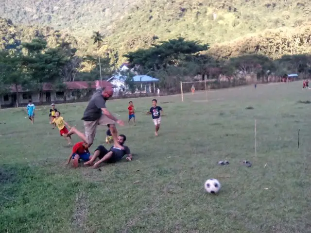 enfant laos muang ngoi football