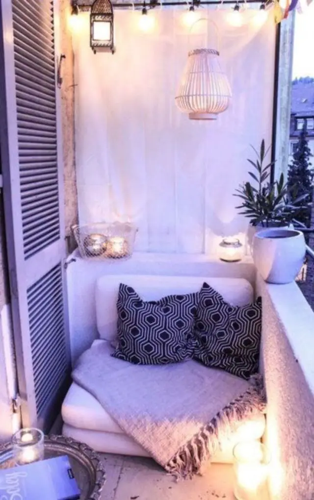 comment créer un balcon confortable balcon cosy bougie fauteuil et coussin petit photophore